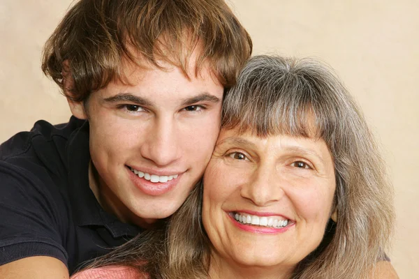 Anne ve yetişkin oğul portre — Stok fotoğraf