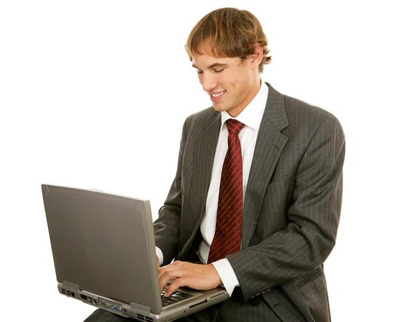 Jovem empresário no laptop — Fotografia de Stock