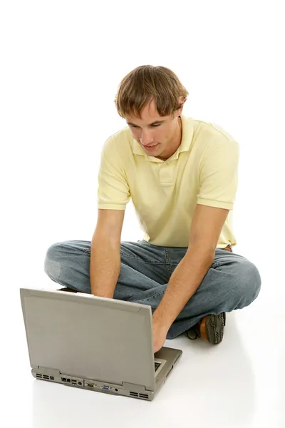 Bilgisayardaki genç adam — Stok fotoğraf