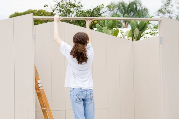 Adolescente construye cobertizo — Foto de Stock