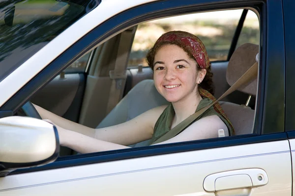 Счастливый водитель-подросток — стоковое фото