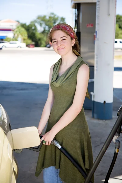 Feliz con la eficiencia del combustible —  Fotos de Stock