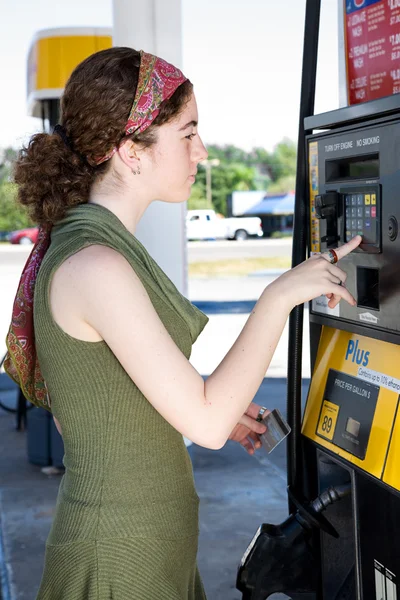 Benzin parasını ödeyerek — Stok fotoğraf