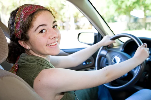 Mooie tiener bestuurder — Stockfoto