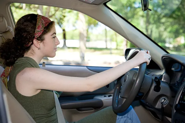 Nastolatka za kierownicą — Zdjęcie stockowe