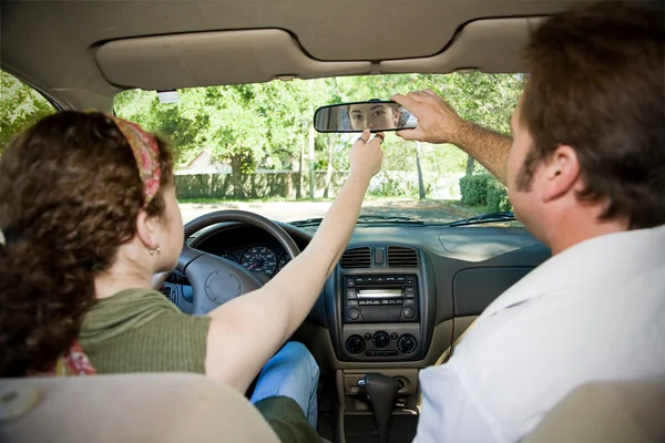 Tiener bestuurder - spiegel aanpassen — Stockfoto
