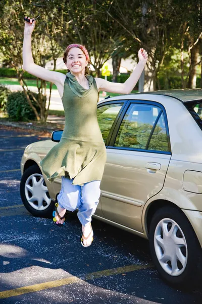 Подростковый водитель прыгает от радости — стоковое фото