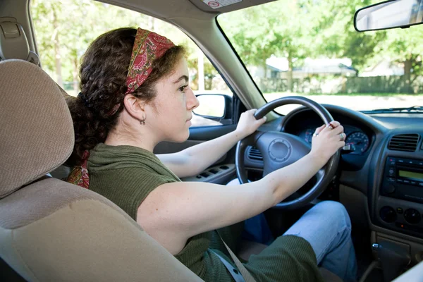 Teen Driver Looks Both Ways — Stok Foto