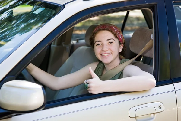 Adolescent conducteur pouce levé — Photo