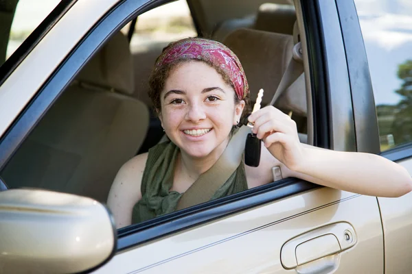 Teen driver med bilnycklarna — Stockfoto