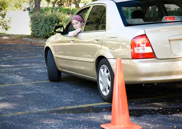 青少年驾驶测试-停车位 — 图库照片