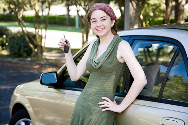 Menina adolescente com carro novo — Fotografia de Stock