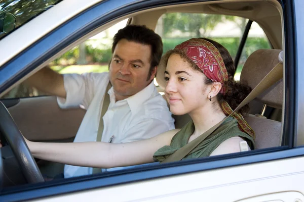 Adolescente leva teste de condução — Fotografia de Stock