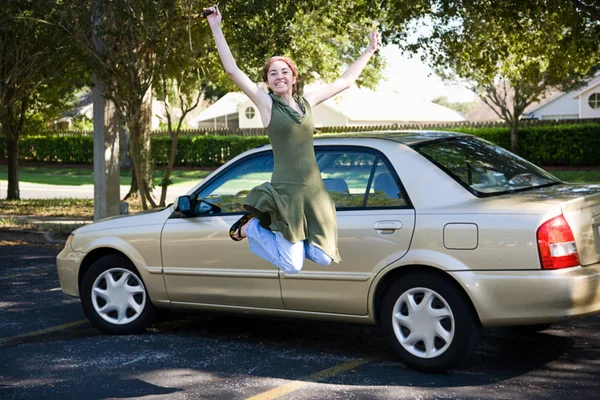 Adolescent avec voiture sauts pour joie — Photo