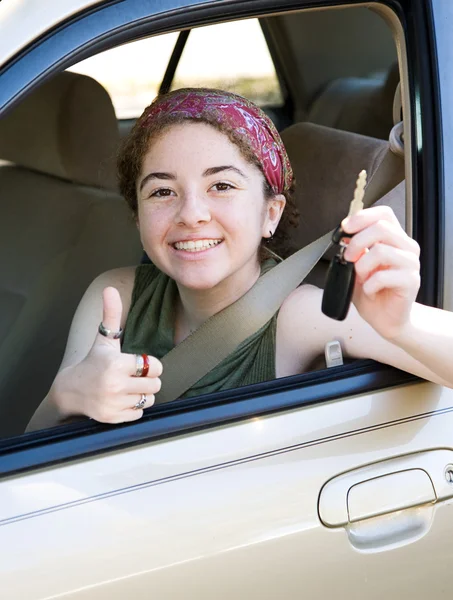 Tonåring med nycklar thumbsup — Stockfoto