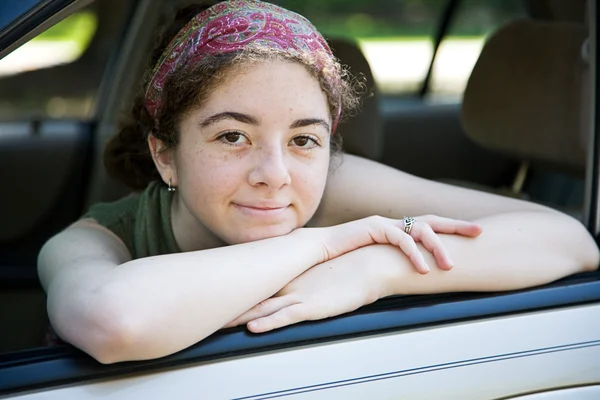 Подросток в окне автомобиля — стоковое фото
