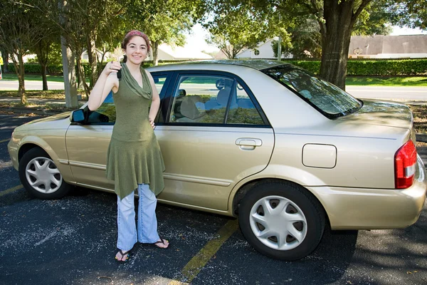 Nastolatka pierwszy samochód — Zdjęcie stockowe