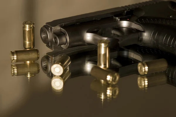 Pistola com cartuchos — Fotografia de Stock