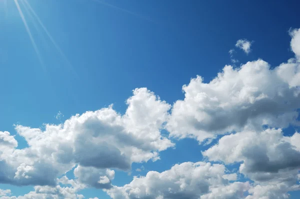 Lucht en de wolken in zonlicht. — Stockfoto