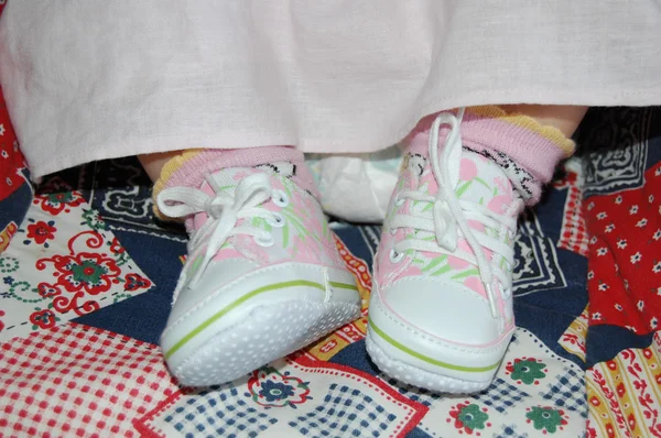 Παιδικά πόδια στα παπούτσια. — Φωτογραφία Αρχείου