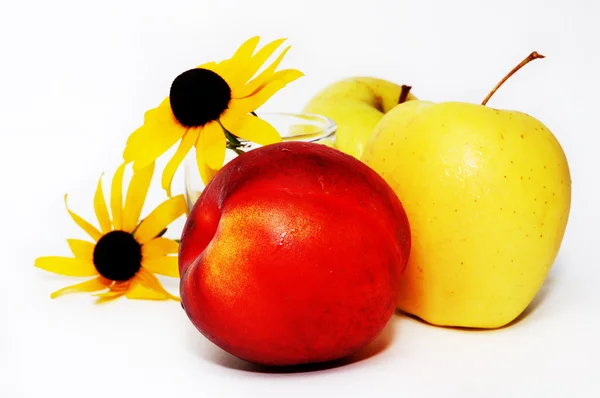 Frutas sobre um fundo branco — Fotografia de Stock