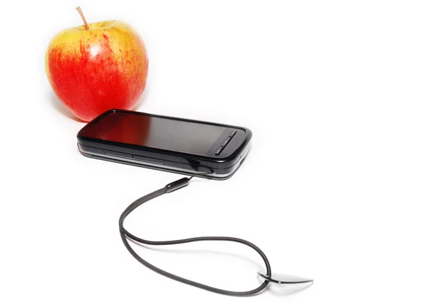 Мобильный телефон и яблоко на белом фоне — стоковое фото