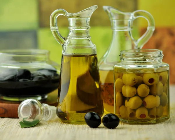 Оливкова олія пляшки — стокове фото