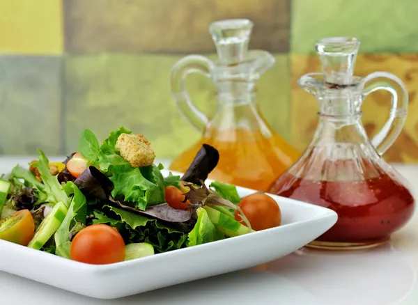 Salade et vinaigrette — Photo