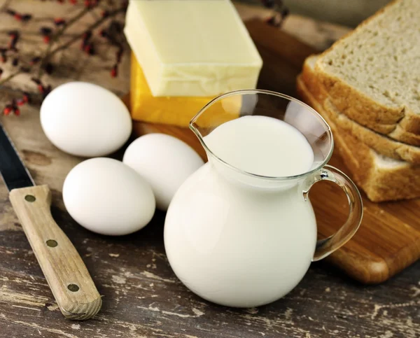 Milchprodukte und frische Eier — Stockfoto