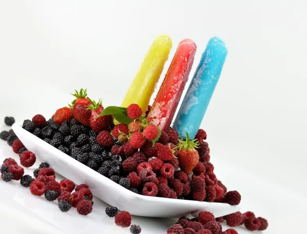 Ice cream and berries — Stock Photo, Image