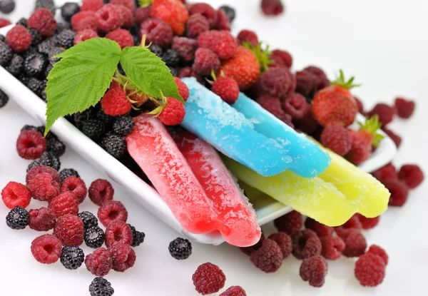 Ice cream and berries — Stock Photo, Image