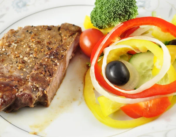 Steak és a friss zöldségek — Stock Fotó