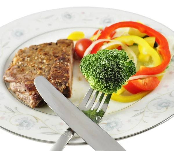 牛排和新鲜蔬菜μπριζόλες και φρέσκα λαχανικά — Φωτογραφία Αρχείου