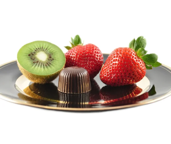 Kiwi ,strawberry and chocolate candy — Stock Photo, Image