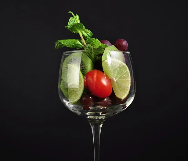 Gyümölcsök borosüvegben — Stock Fotó
