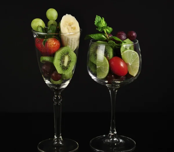 Ovoce v sklenici na víno — Stock fotografie