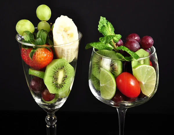 Gyümölcsök borosüvegben — Stock Fotó