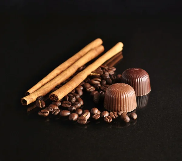 シナモン、コーヒー豆とお菓子 — ストック写真