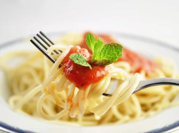 Spagetti med tomatsaus – stockfoto