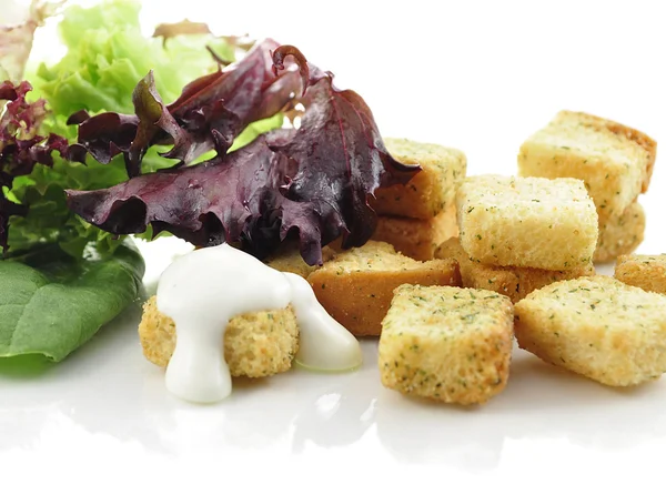 Croutons und Salatblätter — Stockfoto
