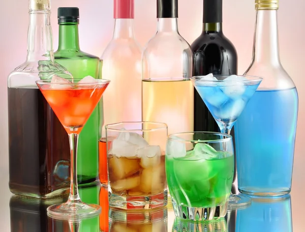 Vielfalt an alkoholischen Getränken — Stockfoto