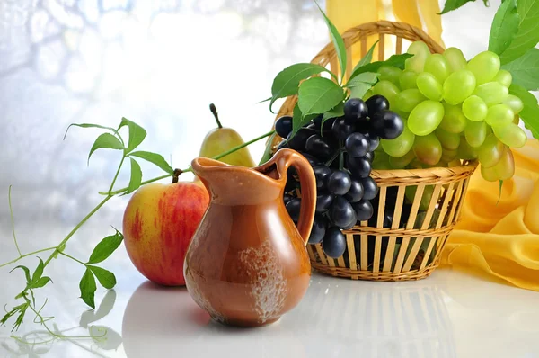 Ovoce a džbán — Stock fotografie