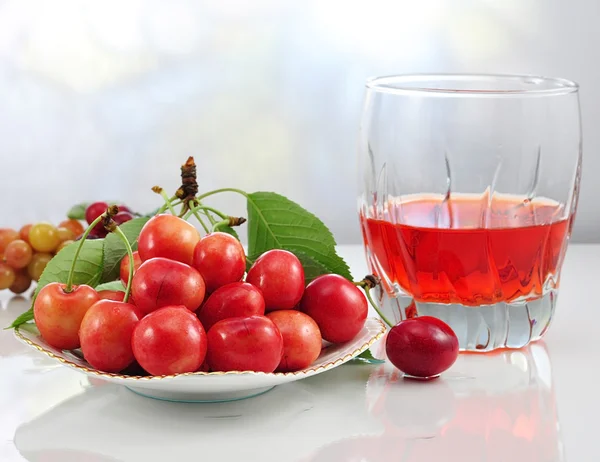 Rózsaszín cseresznye és gyümölcslé — Stock Fotó