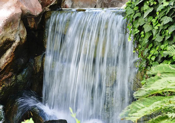 Wasserfall in einem Park — Stockfoto