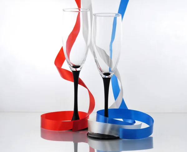 Serpentinas de colores y dos vasos vacíos — Foto de Stock