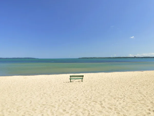 Lago Michigan praia com banco — Fotografia de Stock