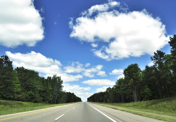 Estrada e céu bonito — Fotografia de Stock
