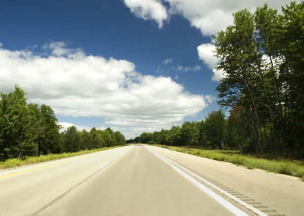Estrada e céu bonito — Fotografia de Stock