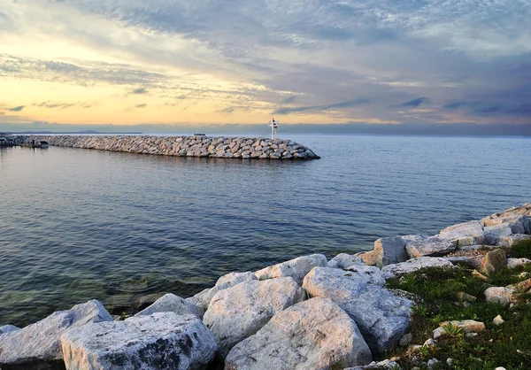 günbatımı üzerinde marina