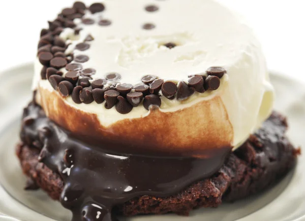 Dondurma ile çikolata soslu kek — Stok fotoğraf